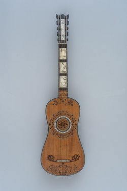 Aus einer Chitarra battente umgebautes Instrument