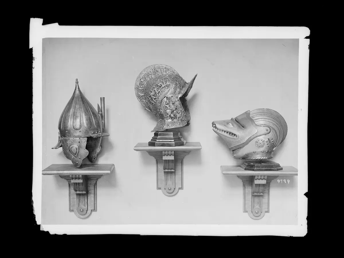Sturmhaube; Goldener Degen; 