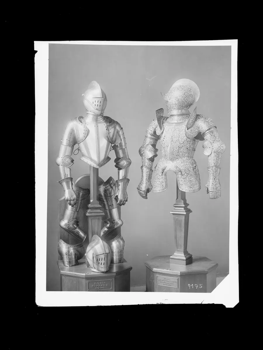 Halbharnisch der Prinzengarnitur; Geschlossener Helm der Prinzengarnitur; Ein Paar Arme der Prinzengarnitur; Halbharnisch