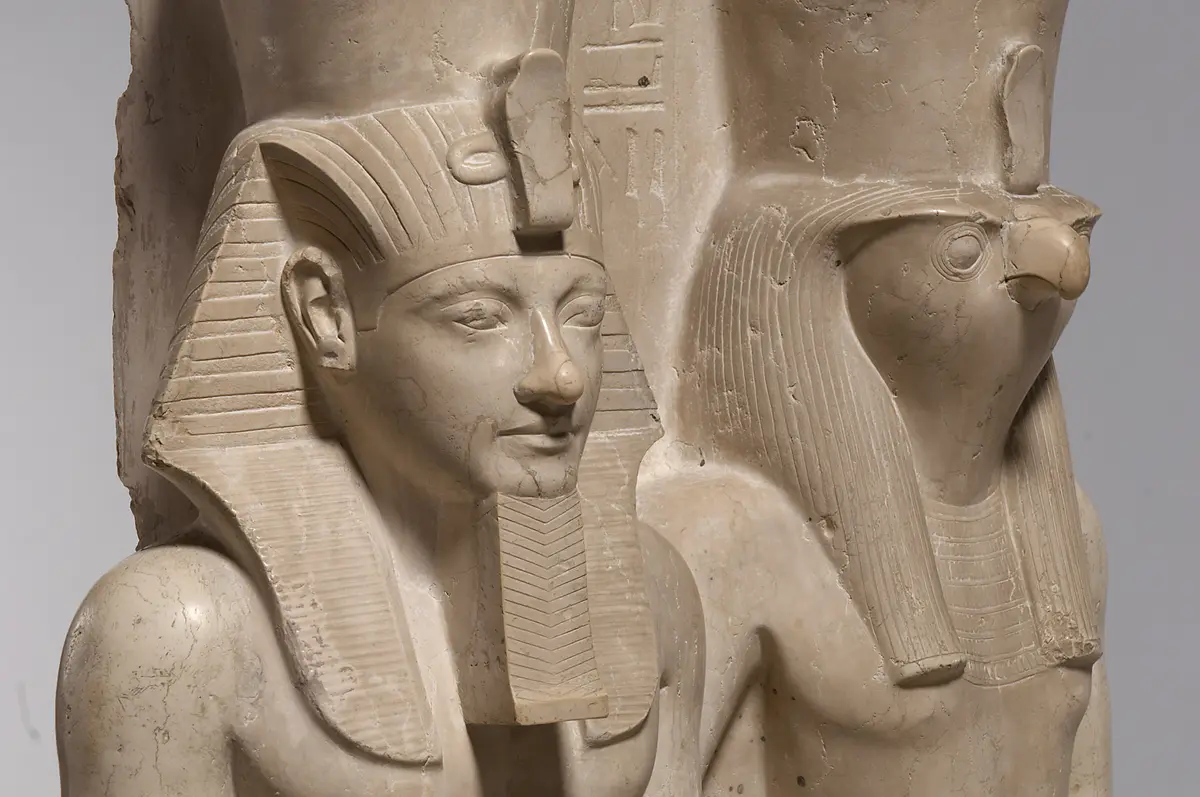 Statuengruppe des Gottes Horus und des Königs Haremhab