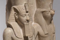 Statuengruppe des Gottes Horus und des Königs Haremhab