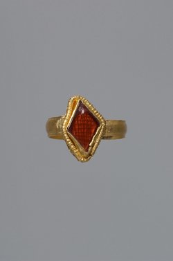 Fingerring mit rautenförmiger Fassung