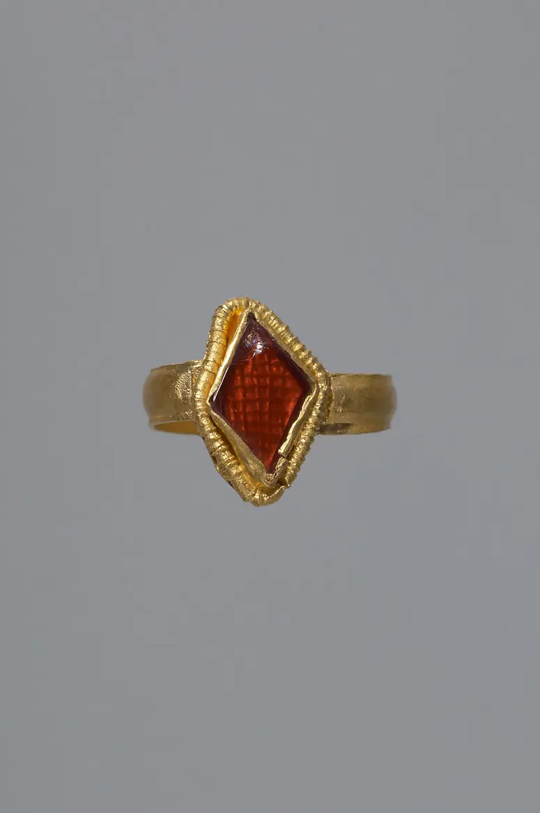 Fingerring mit rautenförmiger Fassung