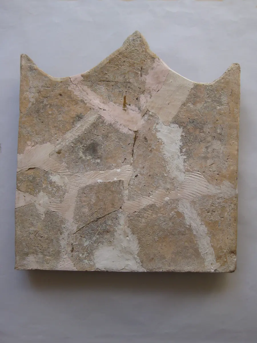 Aufsatzplatte: Flügelfrau in Ranken