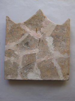 Aufsatzplatte: Flügelfrau in Ranken