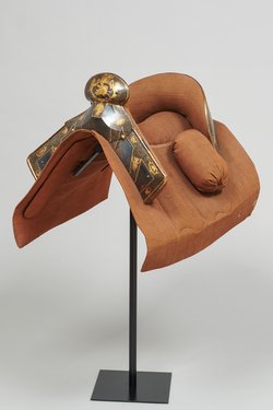 Beschläge eines Kürissattels der Goldtauschierten Garnitur