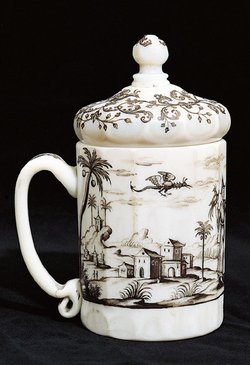 Deckelkrug mit Chinoiserien