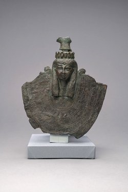 Ägis und Menit mit Kopf der Isis