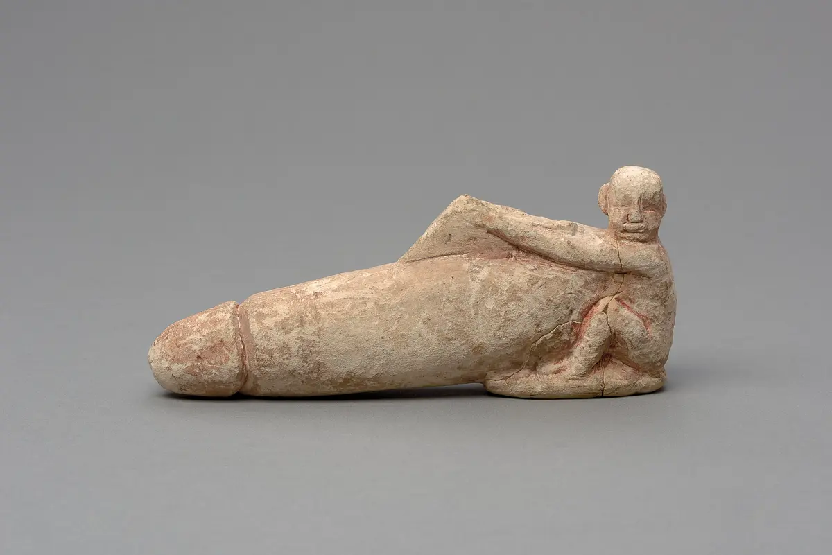 Hockender, nackter Mann mit übergroßem Phallus und Harfe