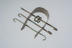 Oberer Teil eines Bügelsistrums