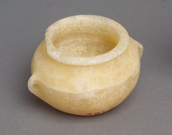 Kleiner Topf mit Schnurösenhenkeln