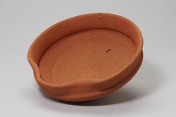 Tonschüssel mit Ausguss