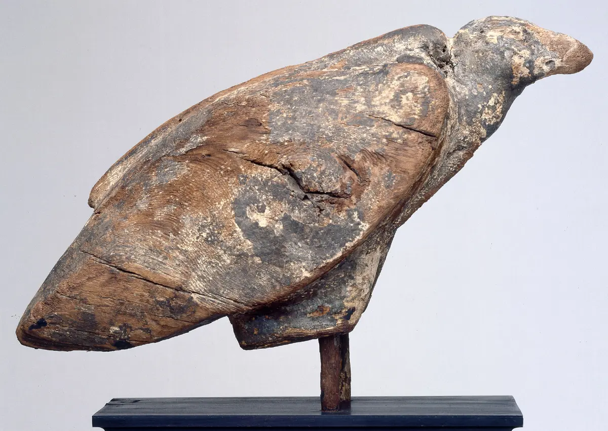 Figur eines stehenden Geiers