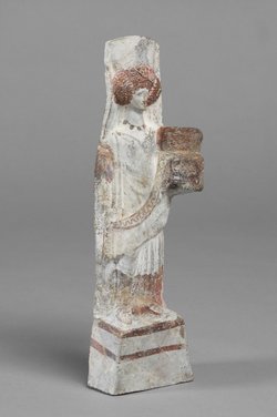 Stehende Frau mit Kästchen