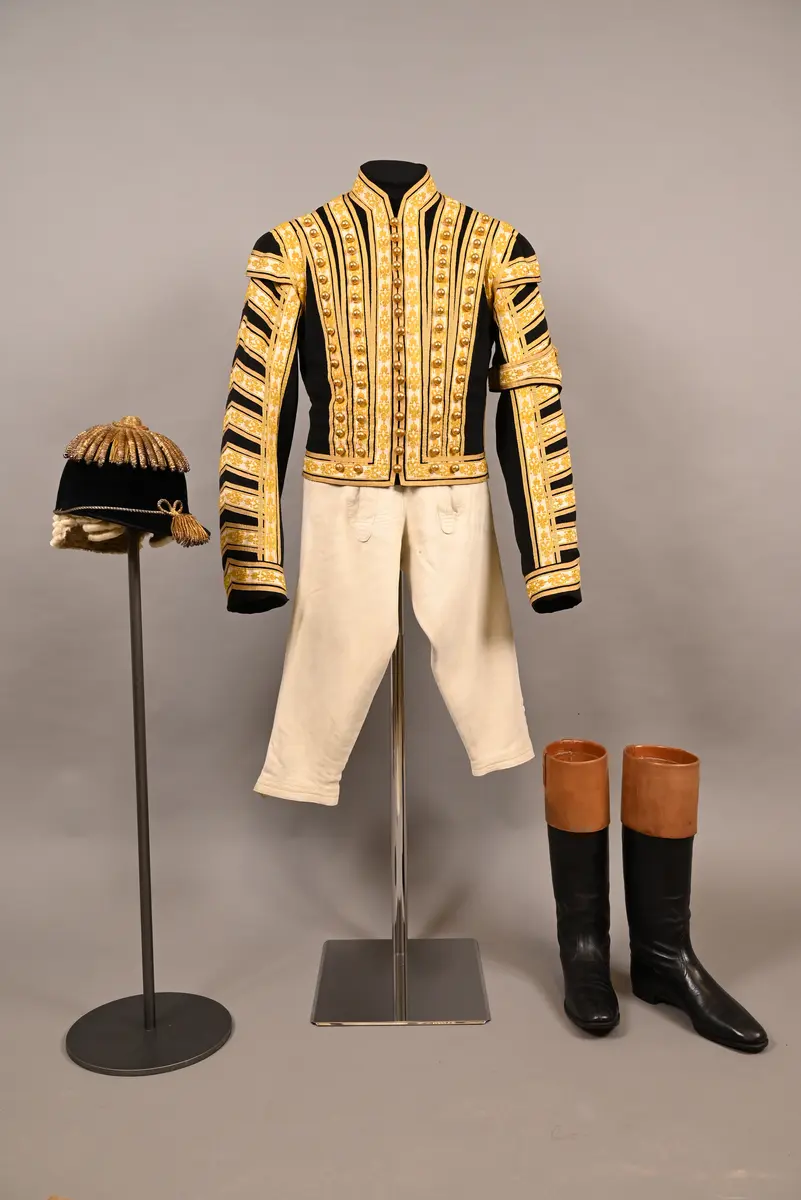 Reitender Kutscher (Jockey) für Daumont-Zug mit weißen Pferden