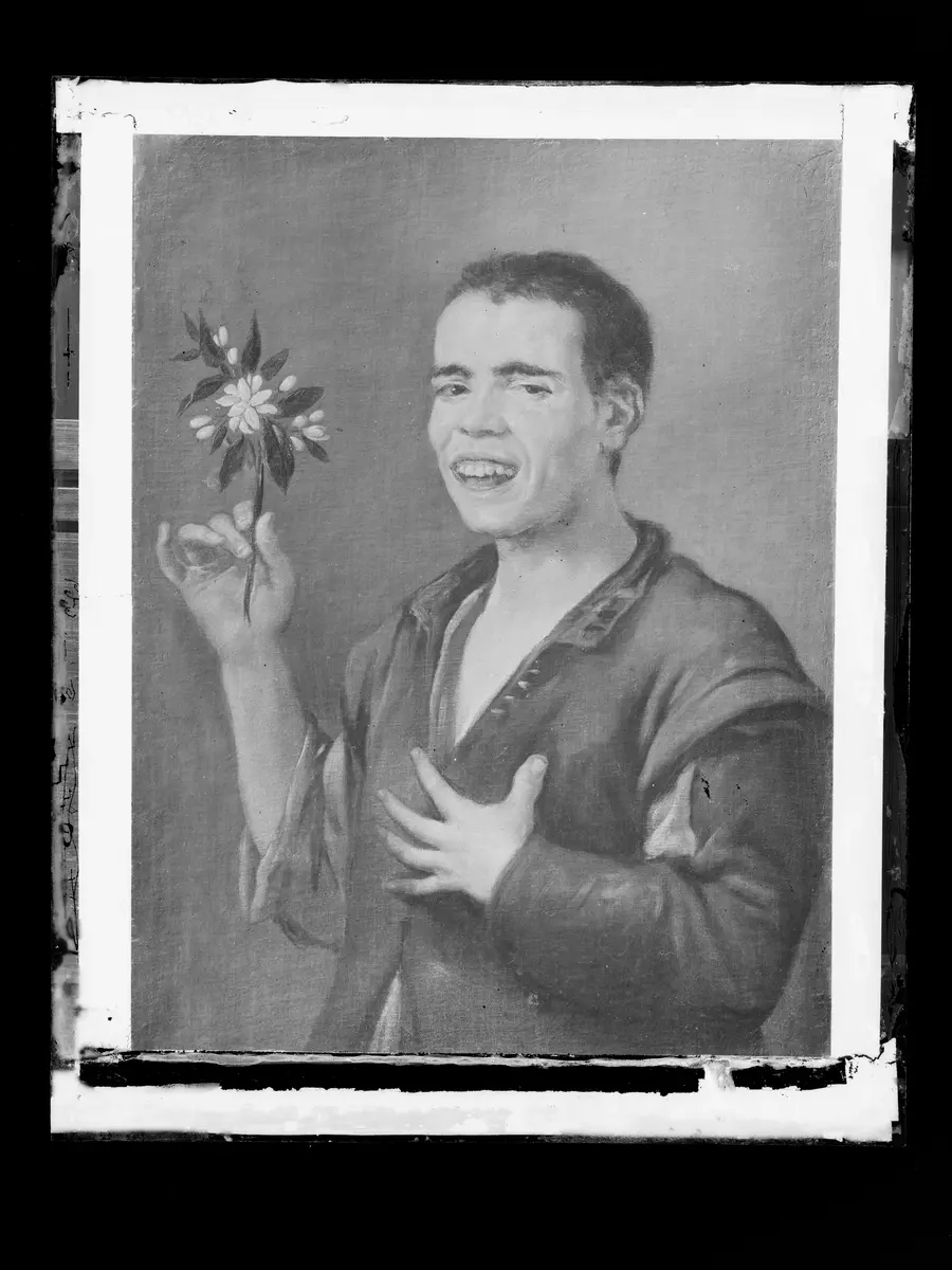 Lachender Bursche mit Orangenblüte