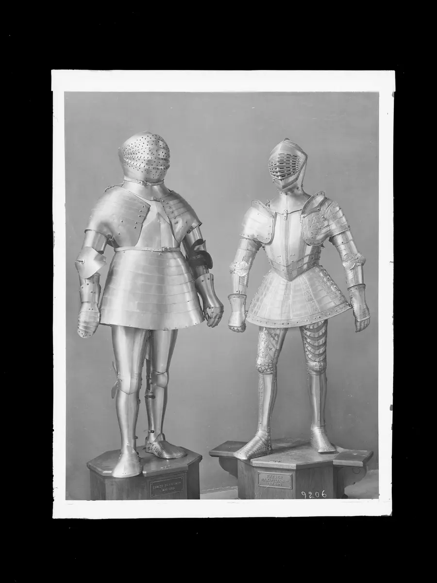Fußkampfharnisch (Kempfküriss); Rechter Turnierhandschuh; Kempfküriss der Königsgarnitur Kaiser Maximilian II.