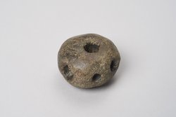 Gewicht (?) mit sechs Durchbohrungen