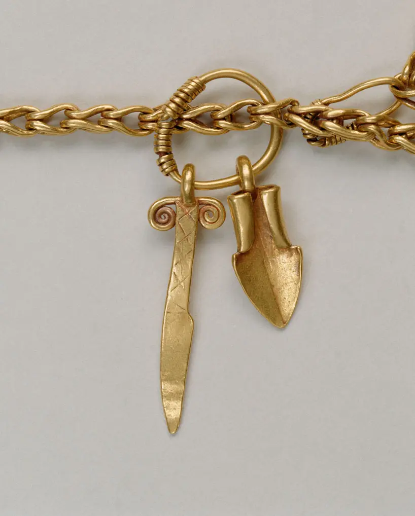 Goldkette mit 52 Anhängern