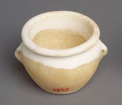 Kleiner Topf mit Schnurösenhenkeln
