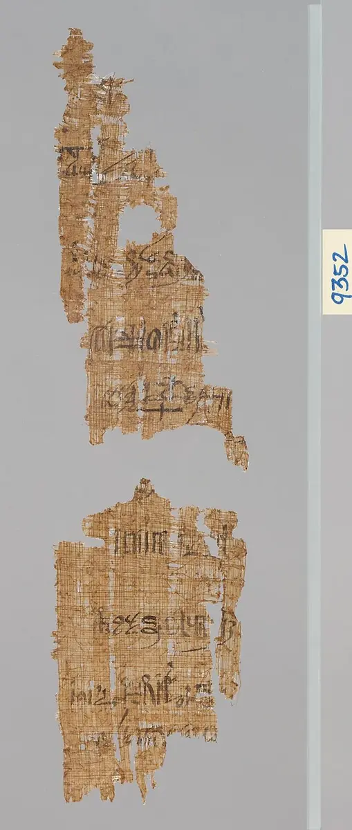 Zwei Fragmente eines hieratischen Papyrus