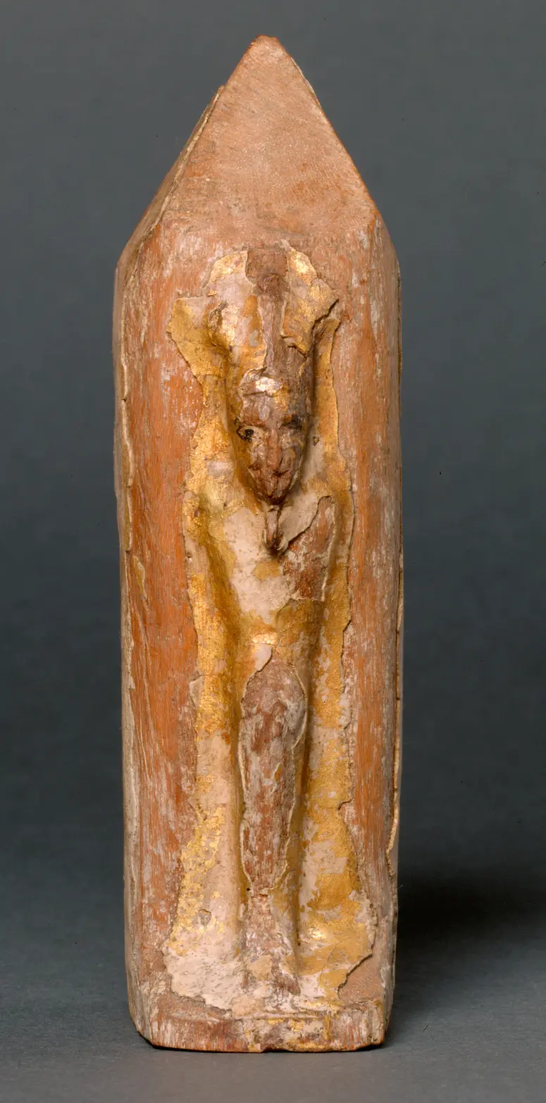 Obeliskenförmiger Behälter mit Osirisfigur