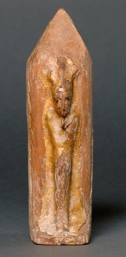 Obeliskenförmiger Behälter mit Osirisfigur