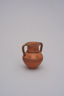 Amphoriskos der Black on red II (IV) Ware