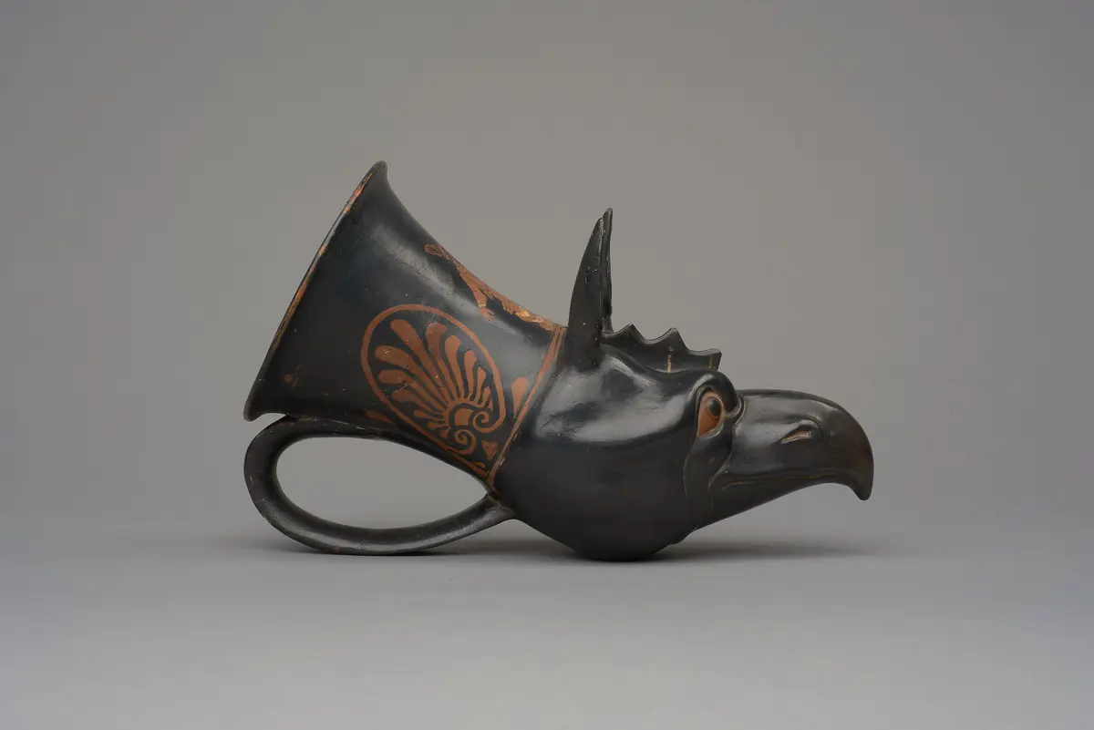 Rhyton mit Greifenkopf