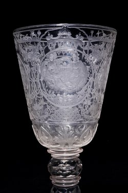 Pokal mit mythologischen Darstellungen