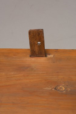 Unterteil des Kastensarges des An-em-her mit Mumie und Teilkartonage