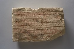 Fragment einer Apis-Stele mit demotischer Inschrift
