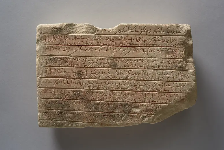 Fragment einer Apis-Stele mit demotischer Inschrift