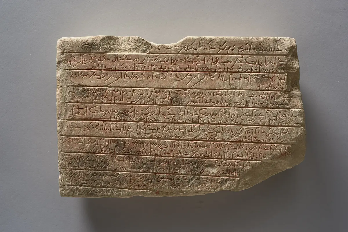 Fragment einer Apis-Stele mit demotischer Inschrift