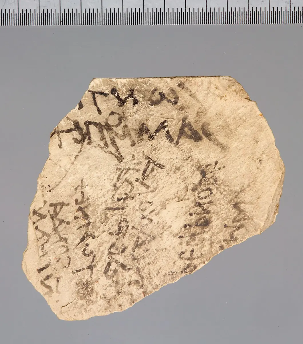 Zwei Fragmente eines Ostrakons mit Brief in koptischer Sprache
