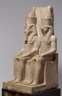 Statuengruppe des Gottes Horus und des Königs Haremhab