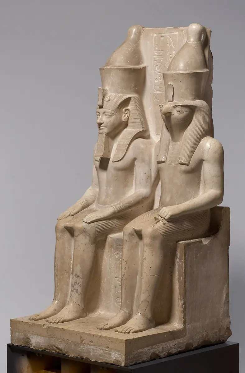 Statuengruppe des Gottes Horus und des Königs Haremhab