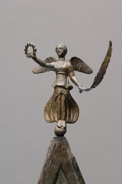 Doppelseitige Dreiecktafel: Jupiter Dolichenus, Juno Regina