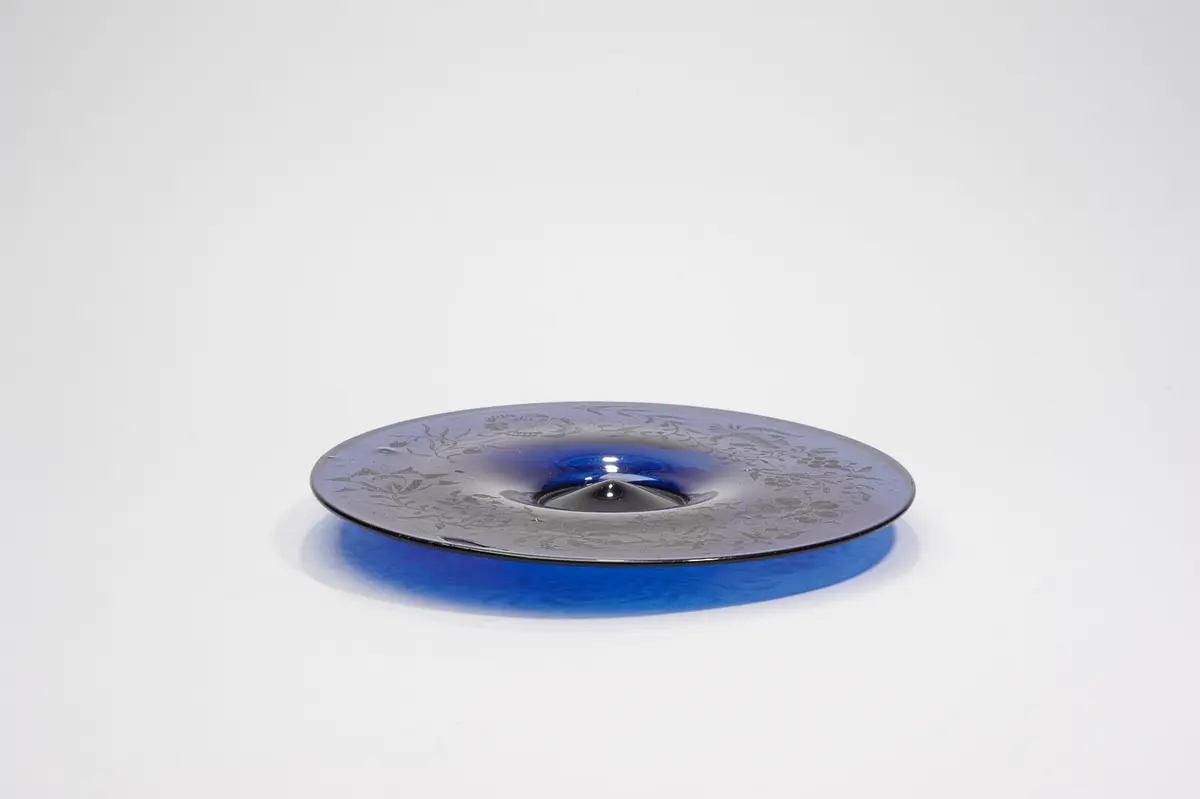 Blauer Teller mit diamantgraviertem Blumendekor