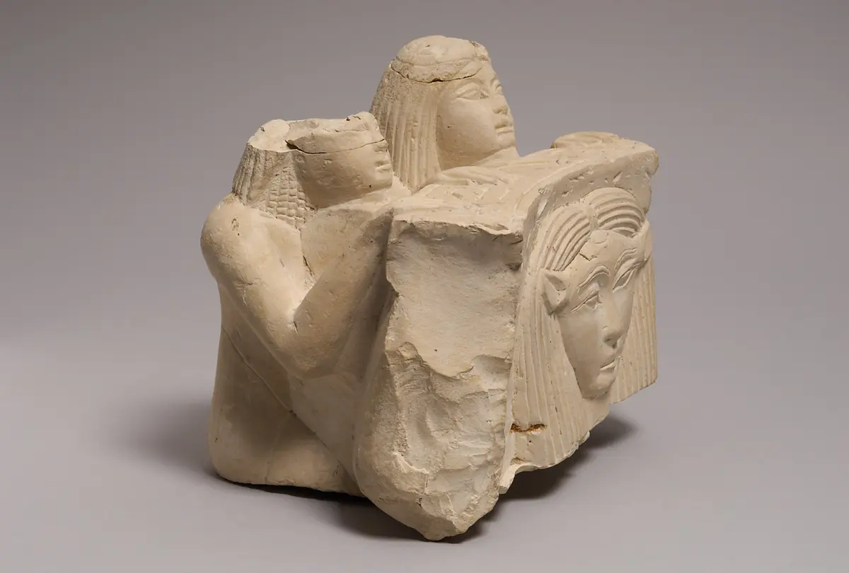 Fragment eines Hathorbeckens mit zwei Stifterfiguren