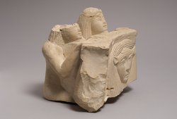 Fragment eines Hathorbeckens mit zwei Stifterfiguren