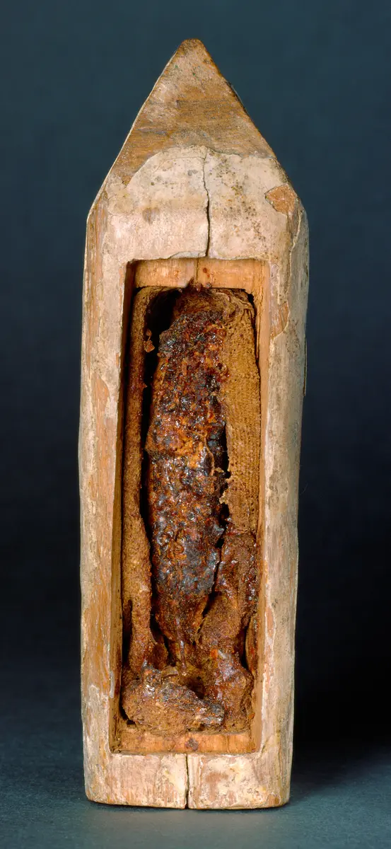 Obeliskenförmiger Behälter mit Osirisfigur