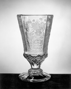 Fußbecher mit Puttenszenen