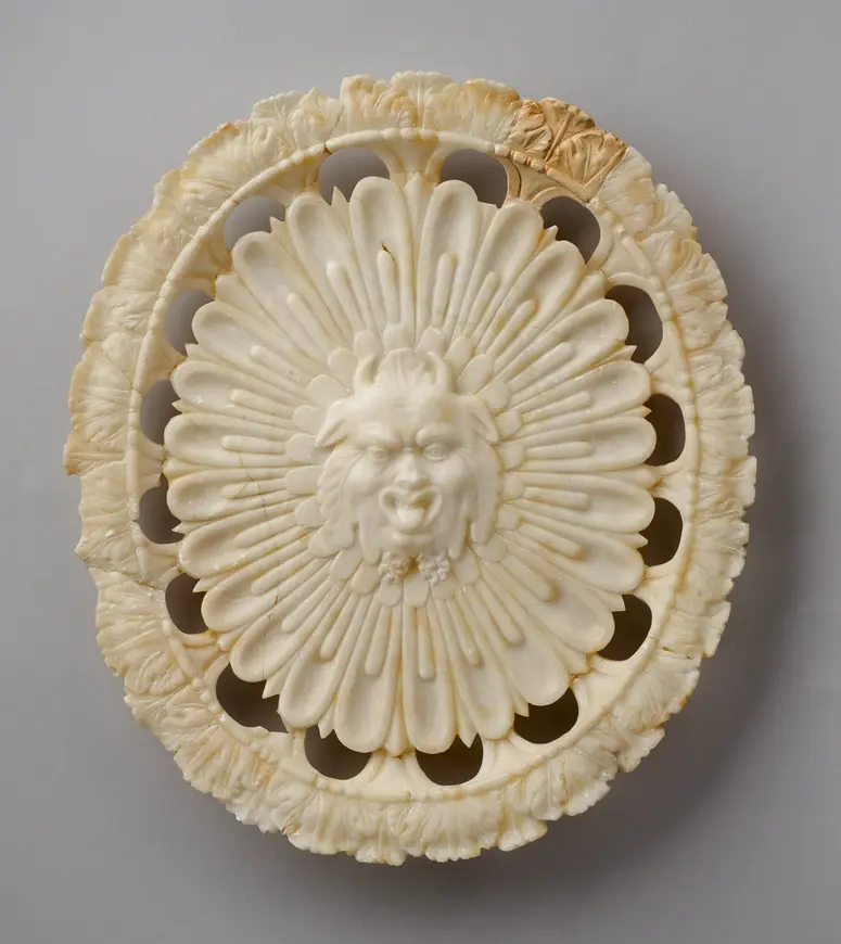Platte mit Maskaron