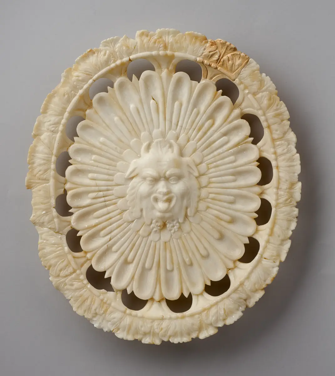 Platte mit Maskaron