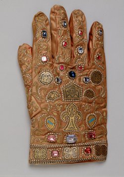 Die Handschuhe des Ornats Kaiser Franz I. Stephan von Lothringen (Barockkopien nach den Gewändern des Krönungsornates des Heiligen Römischen Reiches)