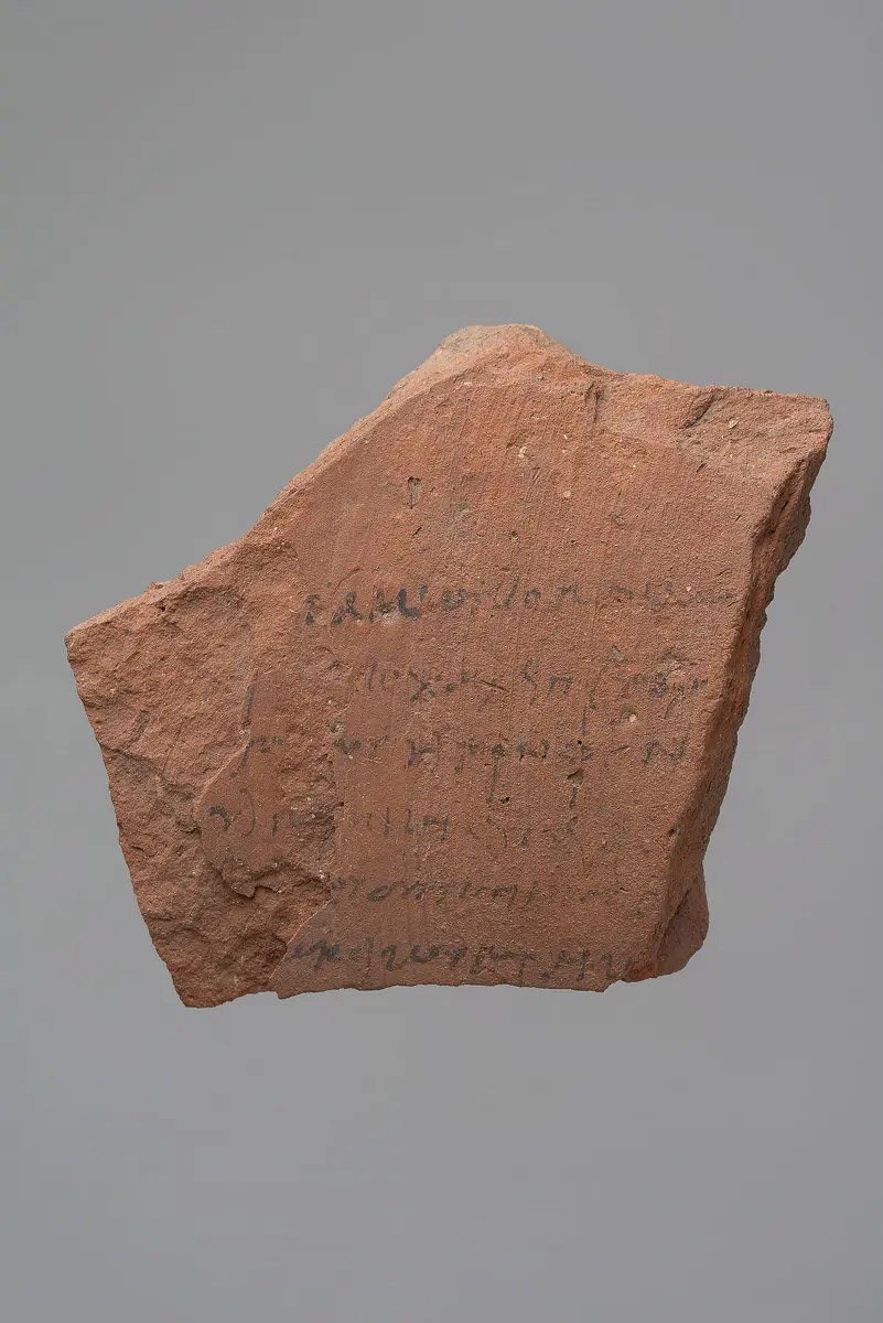 Ostrakon mit sechs Zeilen griechischer Aufschrift
