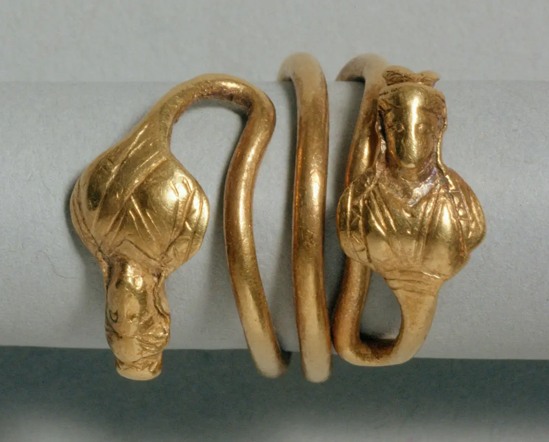 Spiralring mit zwei Büsten