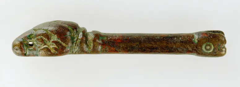 Kopf einer Schlange, wohl vom Henkel eines Miniatur-Schöpflöffels