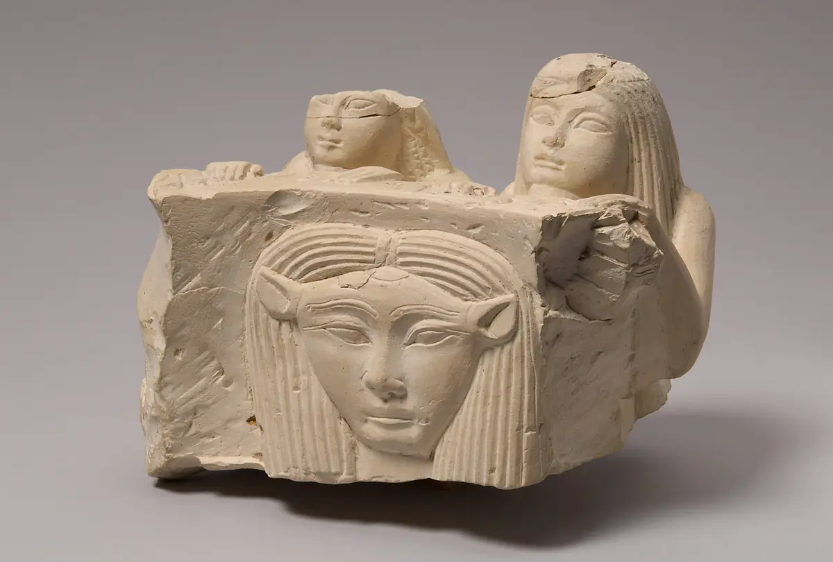 Fragment eines Hathorbeckens mit zwei Stifterfiguren